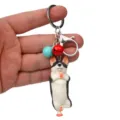 Süßer Yoga Hund Schlüsselanhänger mit Glocken und Karabiner, ideal für Autoschlüssel. - Einbeiniger Stand Husky / Rot und Hellblau