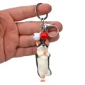 Niedlicher Yoga Hund Schlüsselanhänger mit Glocken, lustiger Harz Welpe Schlüsselring für Tasche. - Einbeiniger Stand Husky / Weiß und Rot