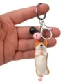Detailansicht des niedlichen Yoga-Corgi-Schlüsselanhängers mit Metallring und Glocken - Einbeiniger Yoga-Corgi / Schwarzrosa