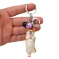 Detailaufnahme des süßen Yoga Corgi Schlüsselanhängers mit Glocken und Karabinerhaken. - Einbeiniger Yoga-Corgi / Lila Schwarz