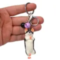 Kreativer Yoga-Hund Schlüsselanhänger mit Glocken und Metallverschluss, lustiger Taschenanhänger. - Einbeiniger Stand Husky / Lila Schwarz