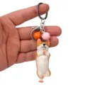 Corgi Yoga Hund Schlüsselanhänger Detailansicht, süßer Tier Schlüsselring mit Glocken und Karabiner. - Einbeiniger Yoga-Corgi / Orangerosa