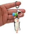 Niedlicher Yoga Hund Schlüsselanhänger mit bunten Glocken und Metallkarabiner für Taschen. - Einbeiniger Stand Husky / Grünblau