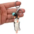 Detailansicht des kreativen Yoga-Hund-Schlüsselanhängers mit niedlichen Glocken und Karabiner. - Einbeiniger Stand Husky / Schwarz und Hellblau