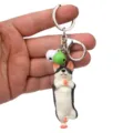Detailansicht des süßen Yoga-Hund-Schlüsselanhängers mit Glocken und Karabiner, idealer Anhänger. - Einbeiniger Stand Husky / Weiß Grün