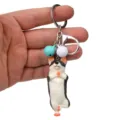 Süßer Yoga Hund Schlüsselanhänger mit kleinen bunten Glocken und Karabiner für Taschen. - Einbeiniger Stand Husky / Weiß Und Hellblau
