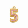 Primer plano de un colgante de número 5 dorado con esmalte brillante rosa y borde con tachuelas. - Número 5 / Rosa Purpurina