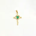 Goldfarbener Titanstahl Kreuz Anhänger mit grünem Stein und Strass für DIY Schmuck. - Großes Grünes Herz Kreuz