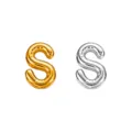 Titanium staal bubbel letter S hanger, verkrijgbaar in gouden en zilveren kleurvarianten. - Letter S