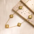 Vue de détail du collier trèfle en acier inoxydable doré avec une texture élégante. - Collier Trèfle à Quatre Feuilles / Or