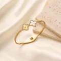 Goldfarbener Kleeblatt Armreif für Damen, eleganter Armschmuck im modernen Design. - Weißes Kleeblatt Armreif (z290) / Gold