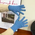 Gedetailleerd overzicht van blauwe gebreide winterhandschoenen voor dames, met structuur en warmte. - Eén maat / Hemelsblauw