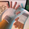 Women winter knit touchscreen gloves with grey chevron pattern and colorblock fingertips - Lotus root pink