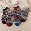 Chaussettes courtes en coton à rayures ethniques rétro pour hommes et femmes, style vintage. - Taille unique / Multicolore