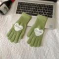 Close-up van groene gebreide touchscreen handschoenen met wit hart en love patroon. - Groen