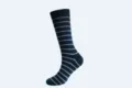 Vue détaillée de chaussettes hautes pour hommes bleu marine à rayures horizontales. - L / Fines Rayures Bleu Marine
