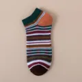 Retro gestreifte Kurzsocken fuer Herren, Baumwoll Vintage Bootssocken mit ethnischem Muster. - Einheitsgröße / Socken mit Kaffeebrauner Spitze