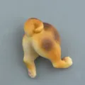 Nahaufnahme Detailbild von lustigem Welpen Hintern Kühlschrankmagnet aus Harz kreatives 3D Design. - Erdgelb Schwarz
