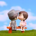 Suesse Cartoon knutschendes Paar Figur auf Bank sitzend fuer Miniatur Garten Deko. - Graues Paar Mit Bank / Dreiteiliges Set / Grau