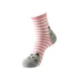 Nahaufnahme Detail von Damen Mittelsocken mit rosa weißen Streifen und süßem Katzen Zeh Design. - Einheitsgröße / Rosa