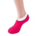 Primo piano dettagliato di calze da pavimento rosse in pile peluche con suola antiscivolo. - Taglia 37-40 / Rosso rosa