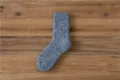 Dicke Strick-Wintersocke Detailaufnahme, gemütliche blaue melierte Textur flach gelegt. - Einheitsgröße / Marineblau