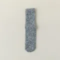 Dettaglio di calzini soffici ed accoglienti da donna in tessuto melangiato grigio caldo. - Taglia 37-40 / Nero
