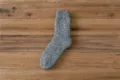 Graue thermische Wintersocken Detail, dickes Strickgewebe mit gemütlichem Rippbündchen. - Einheitsgröße / Dunkelgrau
