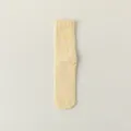 Détail en gros plan de chaussettes de sommeil duveteuses jaunes, texture polaire corail douce et chaude. - Taille 37-40 / Jaune