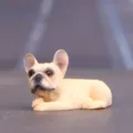 Simpatica piccola statuetta modello bulldog francese per decorazione cruscotto auto. - Bulldog seduto caffè chiaro