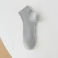 Vue détaillée de socquettes grises côtelées en maille, chaussettes courtes respirantes été. - Taille unique / Gris
