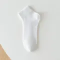Gros plan sur les détails de la chaussette blanche côtelée, tissu doux et respirant. - Taille unique / Blanc