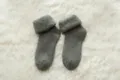 Gemütliche graue thermische Strick-Socken Detailaufnahme, weiches Plüsch für Winterwärme. - Einheitsgröße / Dunkelgrau