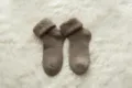 Detailaufnahme von kuscheligen dicken thermischen Wollsocken in Braun, flauschiger Schnee-Look. - Einheitsgröße / Kaffeebraun