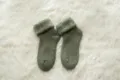 Verdikte Pluesch Thermo Wollsocken fuer Damen, warme Wintersocken mit kuscheligem Umschlagbund. - Einheitsgröße / Armeegrün