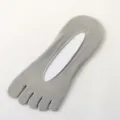 Graue Zehensocken im Detail, weiche Strickstruktur, flaches Design für angenehmen Tragekomfort. - Einheitsgröße / Grau