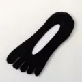 Detailansicht schwarzer Damen Fünf-Zehen-Sneakersocken, dünnes atmungsaktives Zehentrenner-Design. - Einheitsgröße / Schwarz