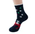 Nahaufnahme der dunkelblauen Weihnachtssocke mit Rentierbaum und Schneeflockenmustern. - Einheitsgröße / Gerade Socken in Marineblau mit Elch