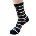Detailansicht von Weihnachtssocken mit weißen Plüschstreifen und festlichen Mustern. - Einheitsgröße / Gerade Socken mit marineblauen Streifen & kleinem Weihnachtsmann