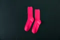 Helle fluoreszierende rosa gerippte Mittelsocken für Damen, bequeme Baumwollstrick Detailansicht. - Einheitsgröße / Fuchsia