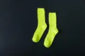 Fluoreszierende gelbe Rippstrumpf-Details, weiche Baumwolle, schlichter Alltagsstil. - Einheitsgröße / Neongelb