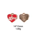 Gedetailleerde opname van rood geëmailleerd hartvormig hangertje met Love tekst voor sieraden. - Rood Gouden Bloem