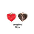 Vue de détail rapprochée des charms pendentifs cœur en alliage émaillé rouge et noir. - Taille US 6
