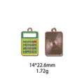 Vue de détail rapprochée d'un charm pendentif émaillé en alliage en forme de calculatrice. - Taille US 8