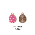 Close-up detail van de roze hart emaille paasei legering bedel hanger met heldere textuur. - US Maat 9