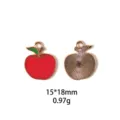Gros plan détaillé du pendentif en émail alliage en forme de pomme, montrant un beau travail. - Style Pomme