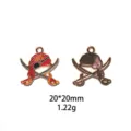 Vue détaillée du charm crâne de pirate en alliage, design double face, 20x20mm. - Style Crâne & Épées Croisées de Pirate (#14)