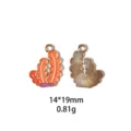 Détail du pendentif en alliage forme corail, émail coloré et dos en métal texturé. - Corail