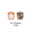 Gros plan détaillé du joli pendentif accessoire de bijoux DIY en émail alliage réveil. - Fleur & Rayures