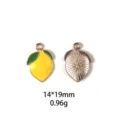 Vue détaillée du charm citron en métal, montrant l'émail avant et la texture arrière. - Style Citron